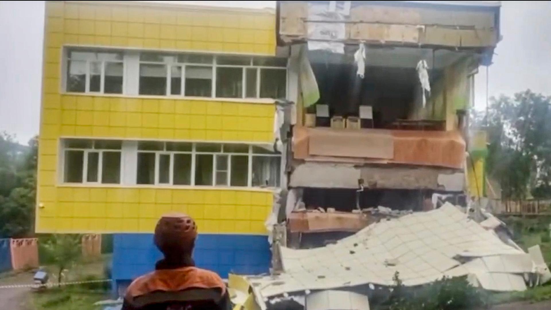 Ein Standbild aus einem vom russischen Katastrophenschutzministerium zur Verfügung gestellten Handout-Video zeigt einen Retter, der nach einem Erdbeben in Petropawlowsk-Kamtschatski, Region Kamtschatka (Russland) in der Nähe eines beschädigten Gebäudes steht. | EPA/RUSSIAN EMERGENCIES MINISTRY HANDOUT