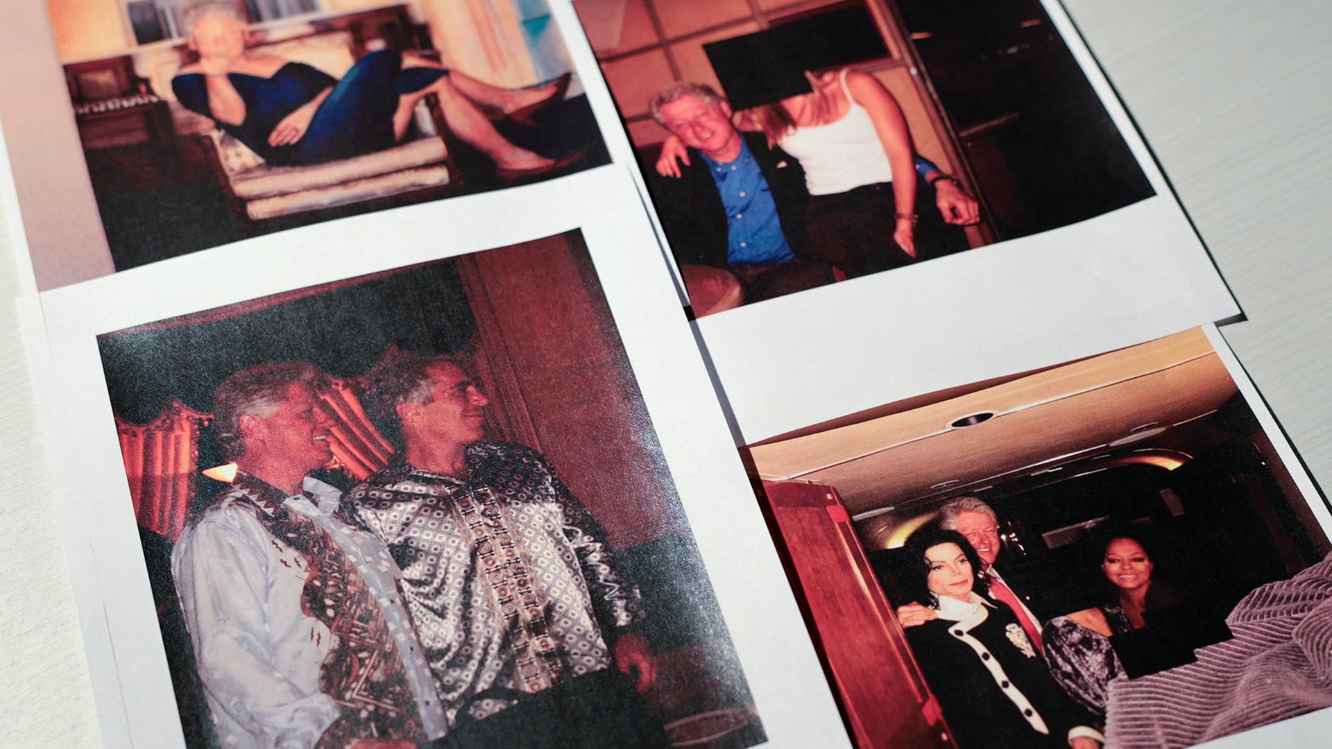 Verschiedene Foto mit unter anderem Jeffrey Epstein und Bill Clinton liegen auf einem Tisch. | REUTERS