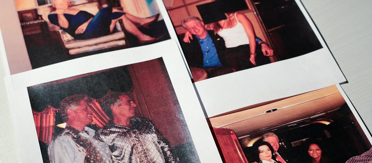 Verschiedene Foto mit unter anderem Jeffrey Epstein und Bill Clinton liegen auf einem Tisch.