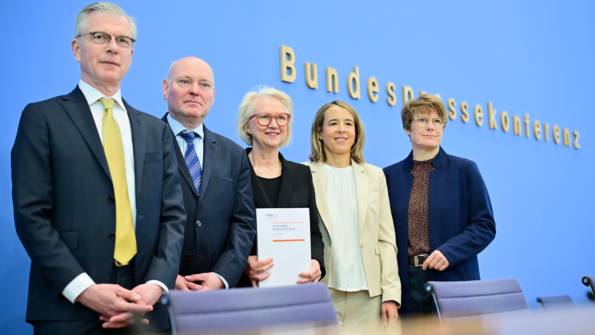 Wachstum von 0,0 Prozent: Wirtschaftsweise erwarten auch mit neuer  Regierung kaum Besserung
