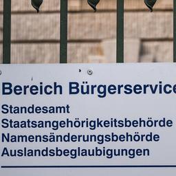 Ein Schild weist am Rathaus der Stadt Potsdam auf den Bereich Bürgerservice mit Standesamt, Staatsangehörigkeitsbehörde, Namensänderungsbehörde und Auslandsbeglaubigungen hin. (Archivbild vom 30.10.2023)