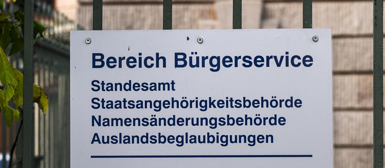 Ein Schild weist am Rathaus der Stadt Potsdam auf den Bereich Bürgerservice mit Standesamt, Staatsangehörigkeitsbehörde, Namensänderungsbehörde und Auslandsbeglaubigungen hin. (Archivbild vom 30.10.2023)