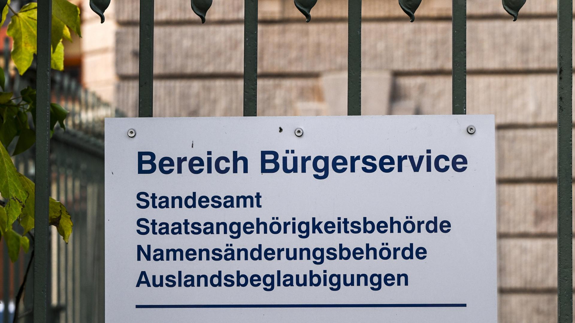 Ein Schild weist am Rathaus der Stadt Potsdam auf den Bereich Bürgerservice mit Standesamt, Staatsangehörigkeitsbehörde, Namensänderungsbehörde und Auslandsbeglaubigungen hin. (Archivbild vom 30.10.2023) | dpa