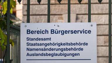Ein Schild weist am Rathaus der Stadt Potsdam auf den Bereich Bürgerservice mit Standesamt, Staatsangehörigkeitsbehörde, Namensänderungsbehörde und Auslandsbeglaubigungen hin. (Archivbild vom 30.10.2023)