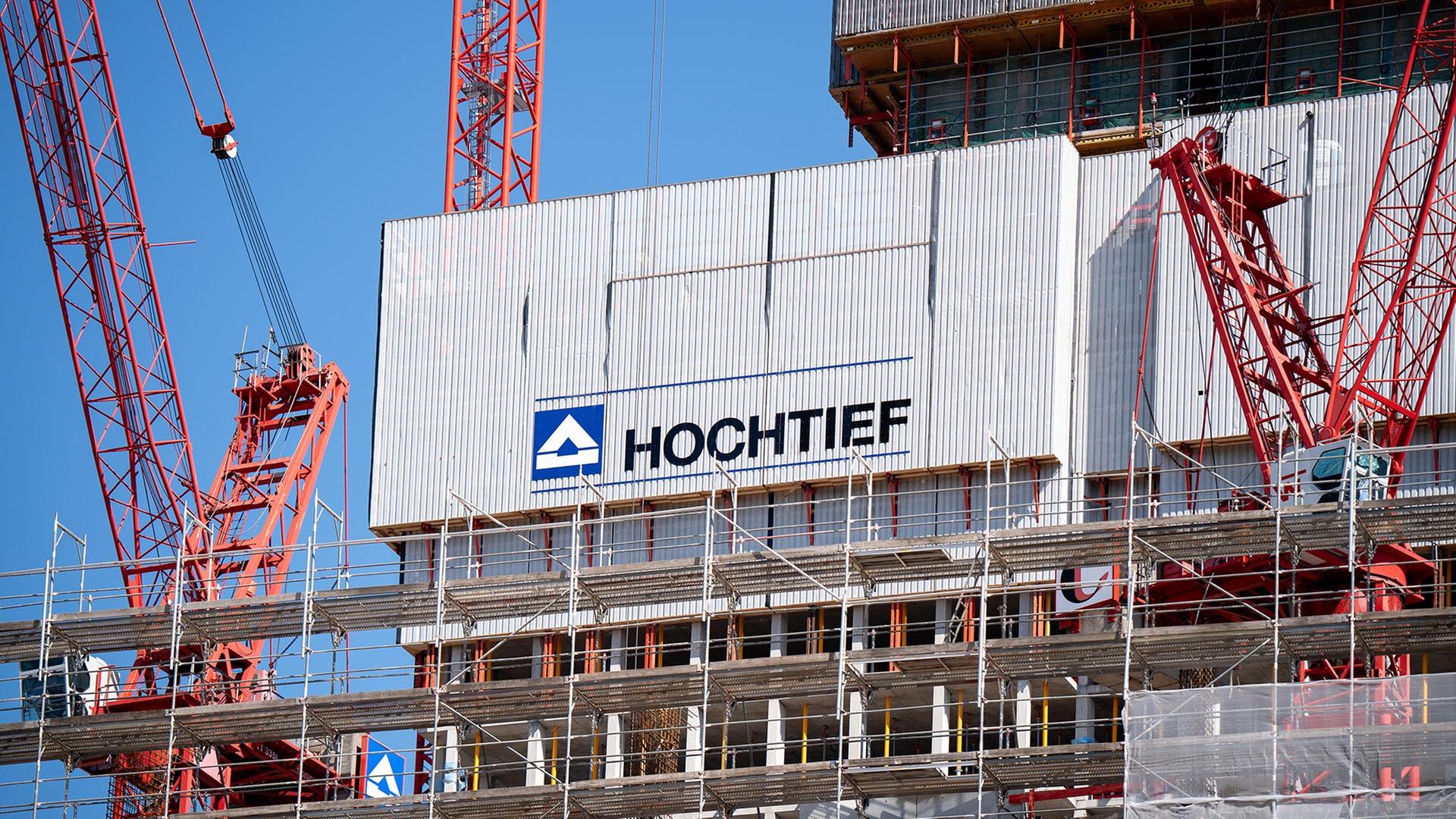 Hochtief-Logo auf einer Fassade in einer Baustelle. | picture alliance / NurPhoto