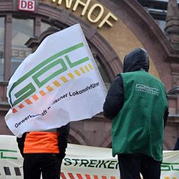 GDL-Mitglieder vor dem Erfurter Hauptsbahnhof