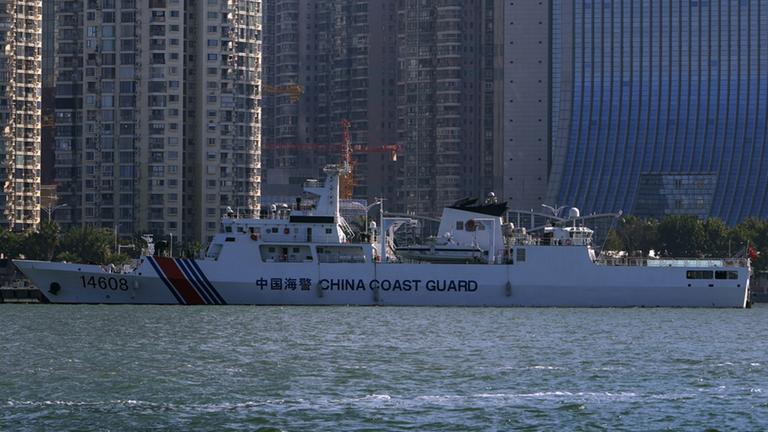 Ein Schiff der chinesischen Küstenwache liegt am 26. Dezember 2023 in Xiamen in der südostchinesischen Provinz Fujian vor Anker.