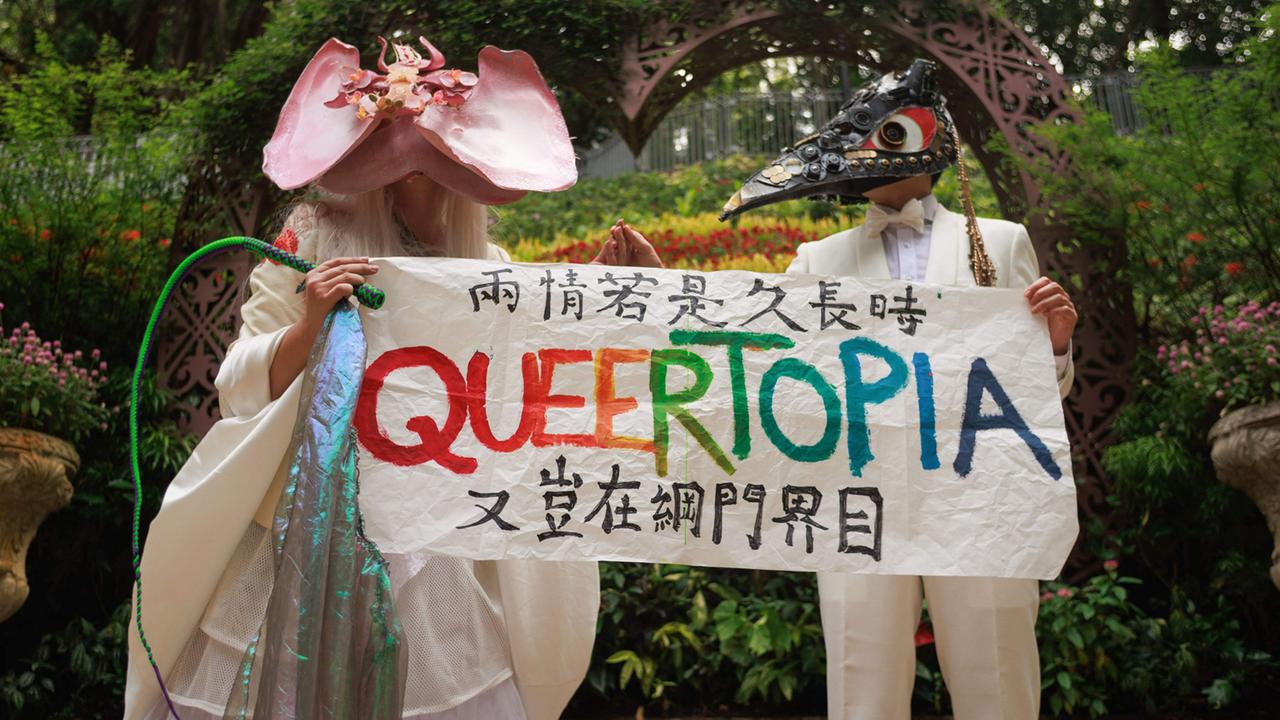 LGBTQ-Performance in Hongkong, Maislabyrinth in Boltenhagen, Sturzflut in Rumänien