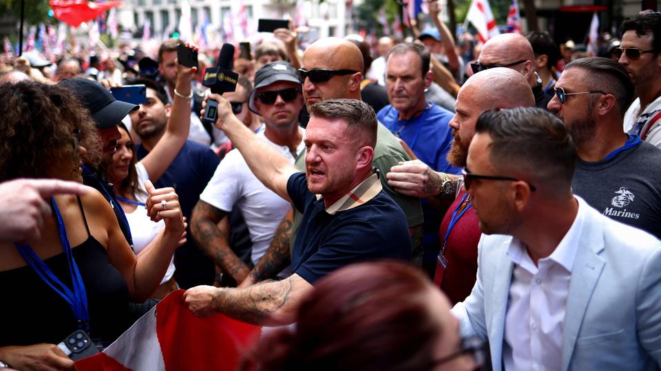 Tommy Robinson - Die Stimme hinter den Krawallen in England | tagesschau.de