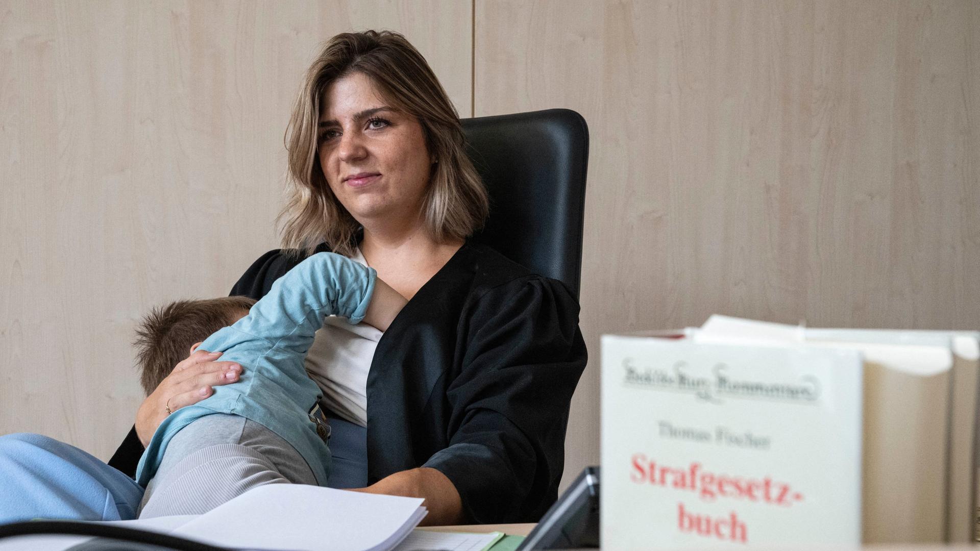 Stillen vor Gericht: Wiesbadener Anwältin sitzt mit Baby in Prozessen