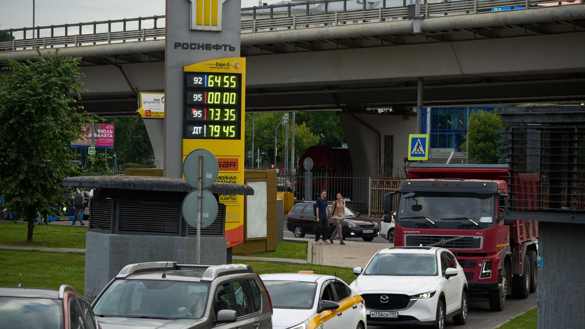 Autos vor einer Tankstelle in Moskau | AP Photo/Alexander Zemlianichenk