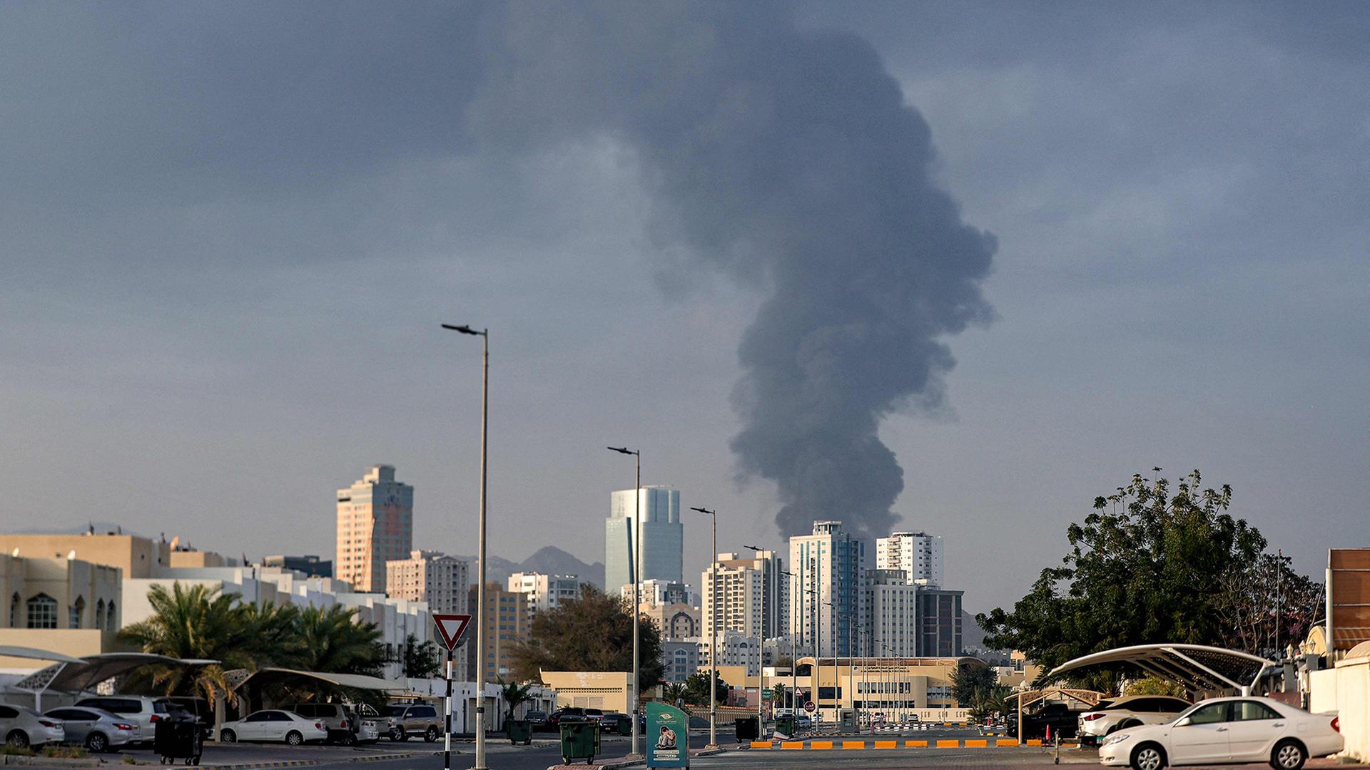 Eine Rauchwolke steigt nach einer Explosion �ber Fujairah, Vereinigten Arabischen Emirate, auf. (03.03.2026) | AFP