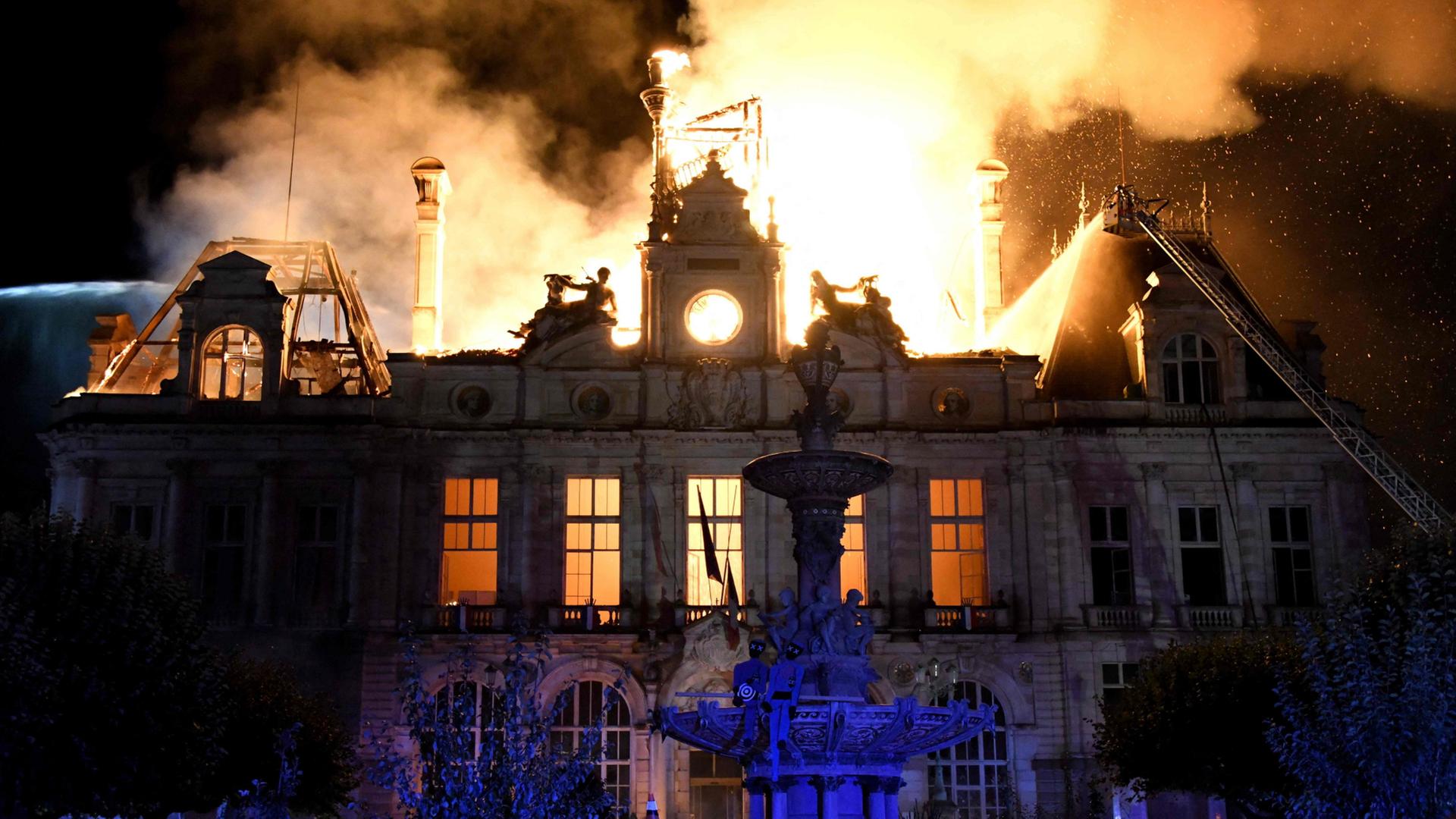 Dieses Foto zeigt ein Feuer, das das Rathaus in Limoges in Zentralfrankreich zerstört,  | Pascal Lachenaud/AFP/dpa