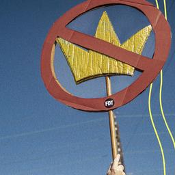 Ein Demonstrant bei einer No-Kings-Demo hält ein Plakat mit einer durchgestrichenen Krone hoch.