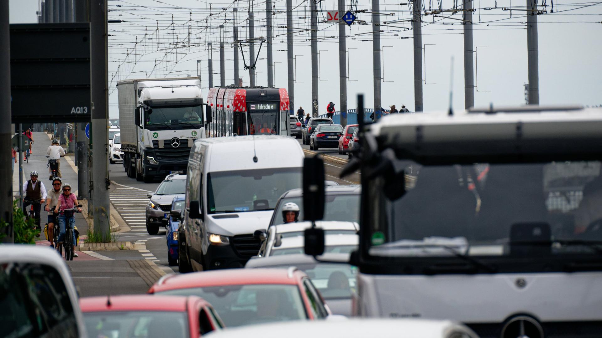 Viele Autos, Lkw und eine Stadtbahn drängeln sich auf einer Brücke | Henning Kaiser/dpa