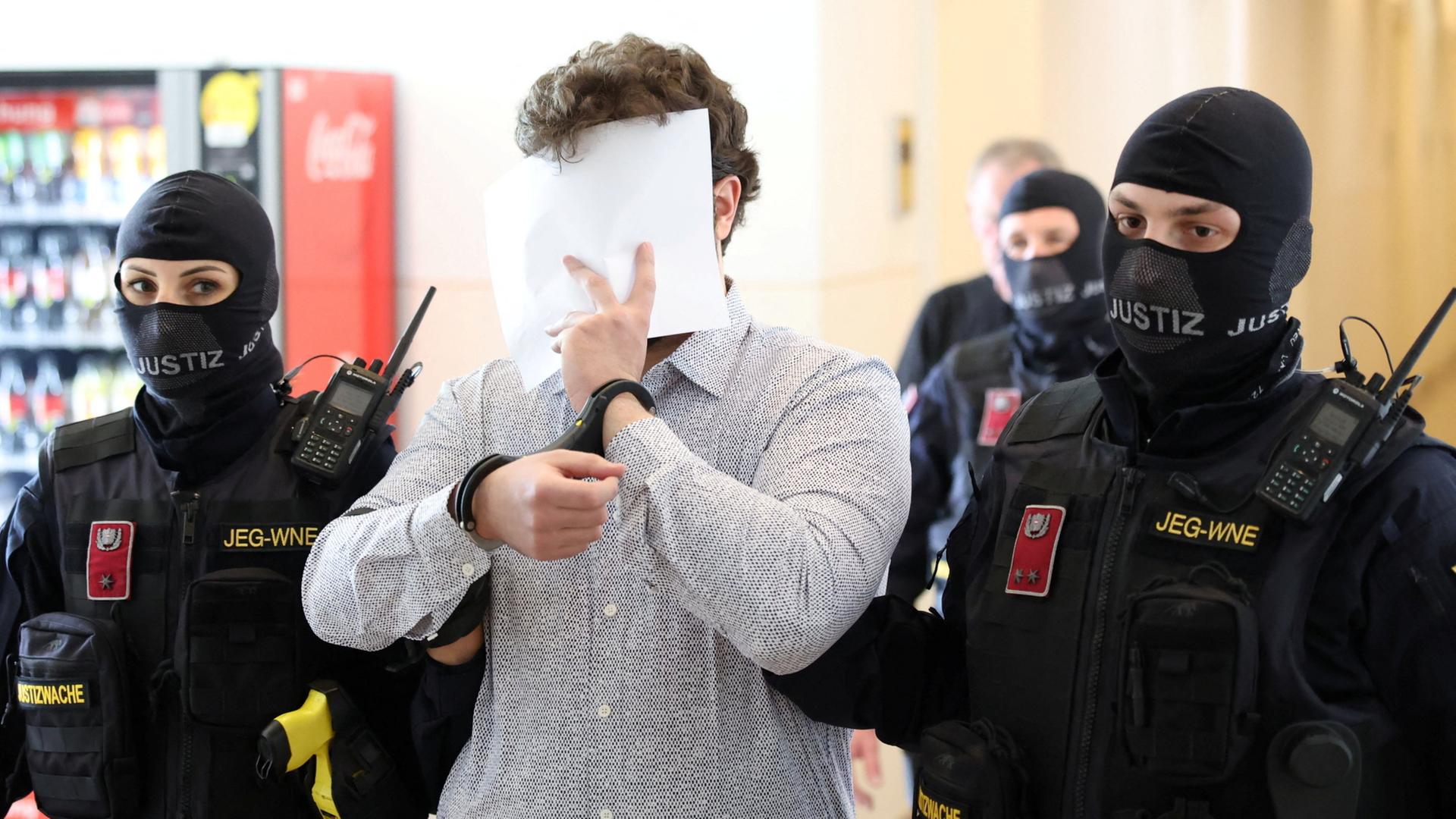 Beran A. wird von Sicherheitskräften begleitet. | REUTERS