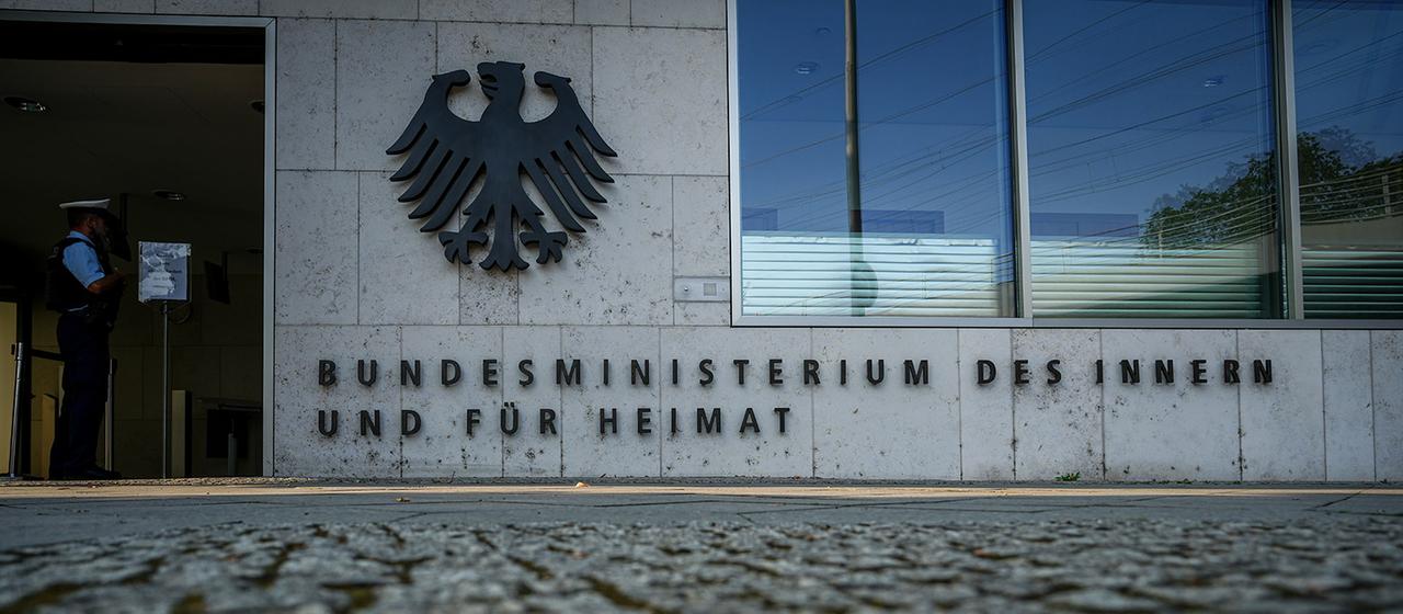 Der Eingang zum Bundesministerium des Innern und für Heimat.