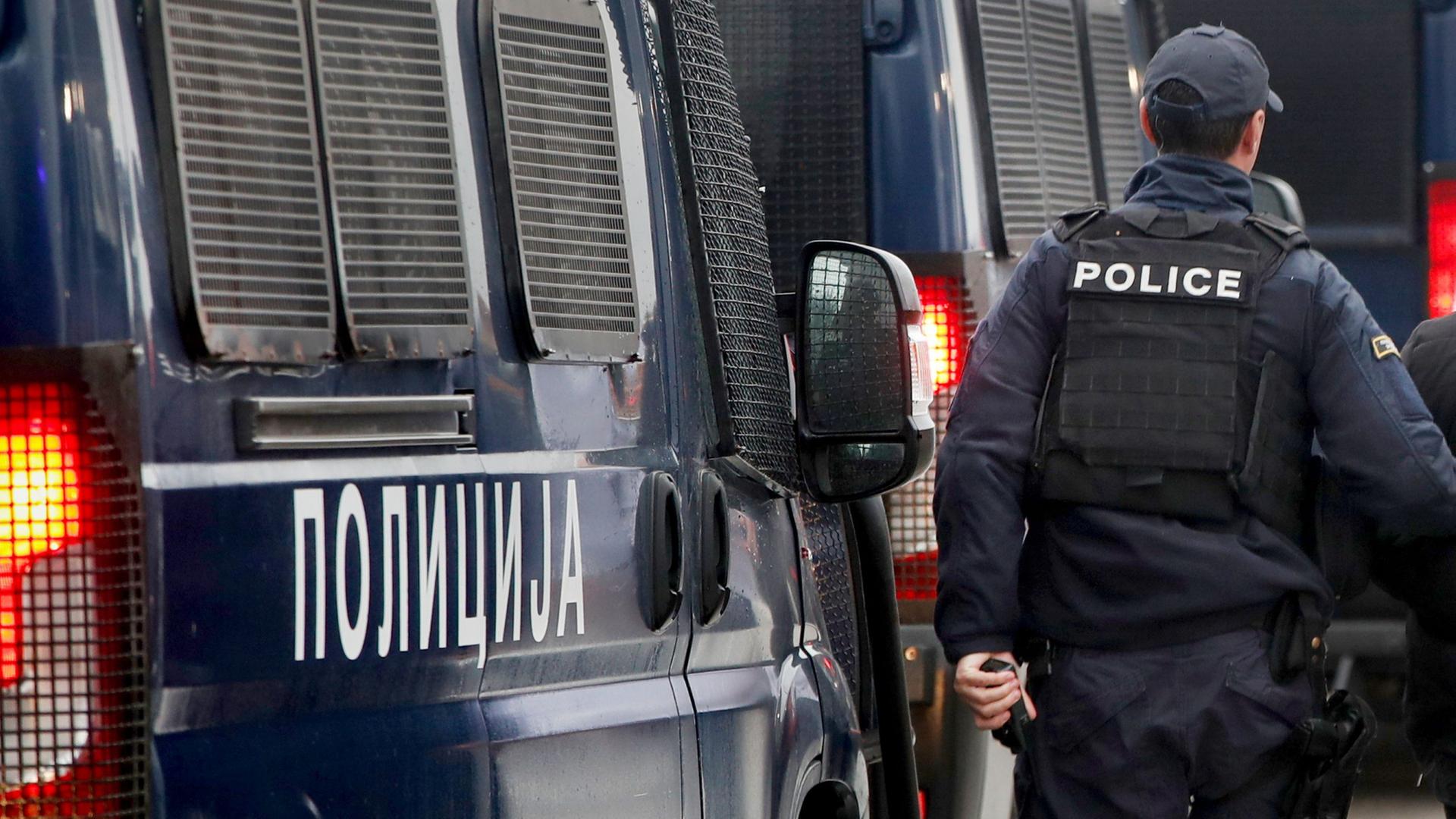 Die Polizei in Nordmazedonien, ein Beamter und Polizeiwagen sind zu sehen (Archiv) | Boris Grdanoski/AP/dpa