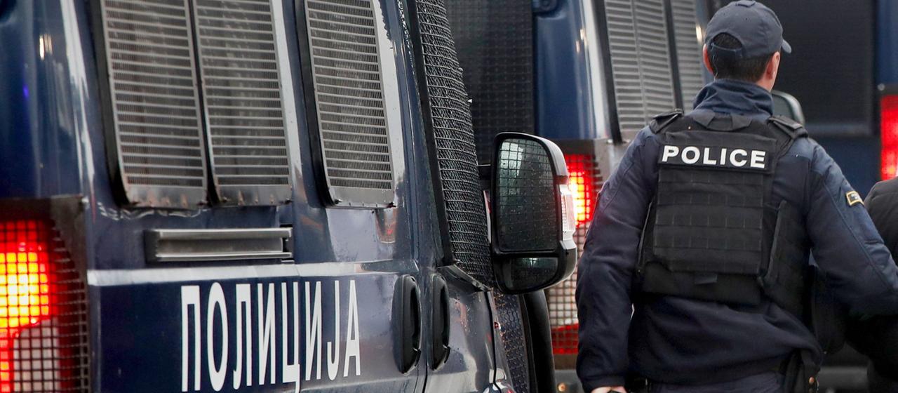 Die Polizei in Nordmazedonien, ein Beamter und Polizeiwagen sind zu sehen (Archiv)