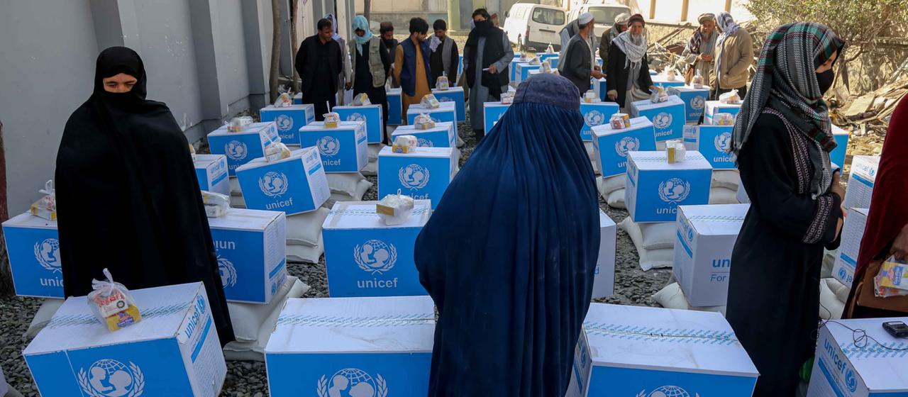 Frauen in Kabul (Afghanistan) stehen vor Hilfsgütern der Vereinten Nationen.