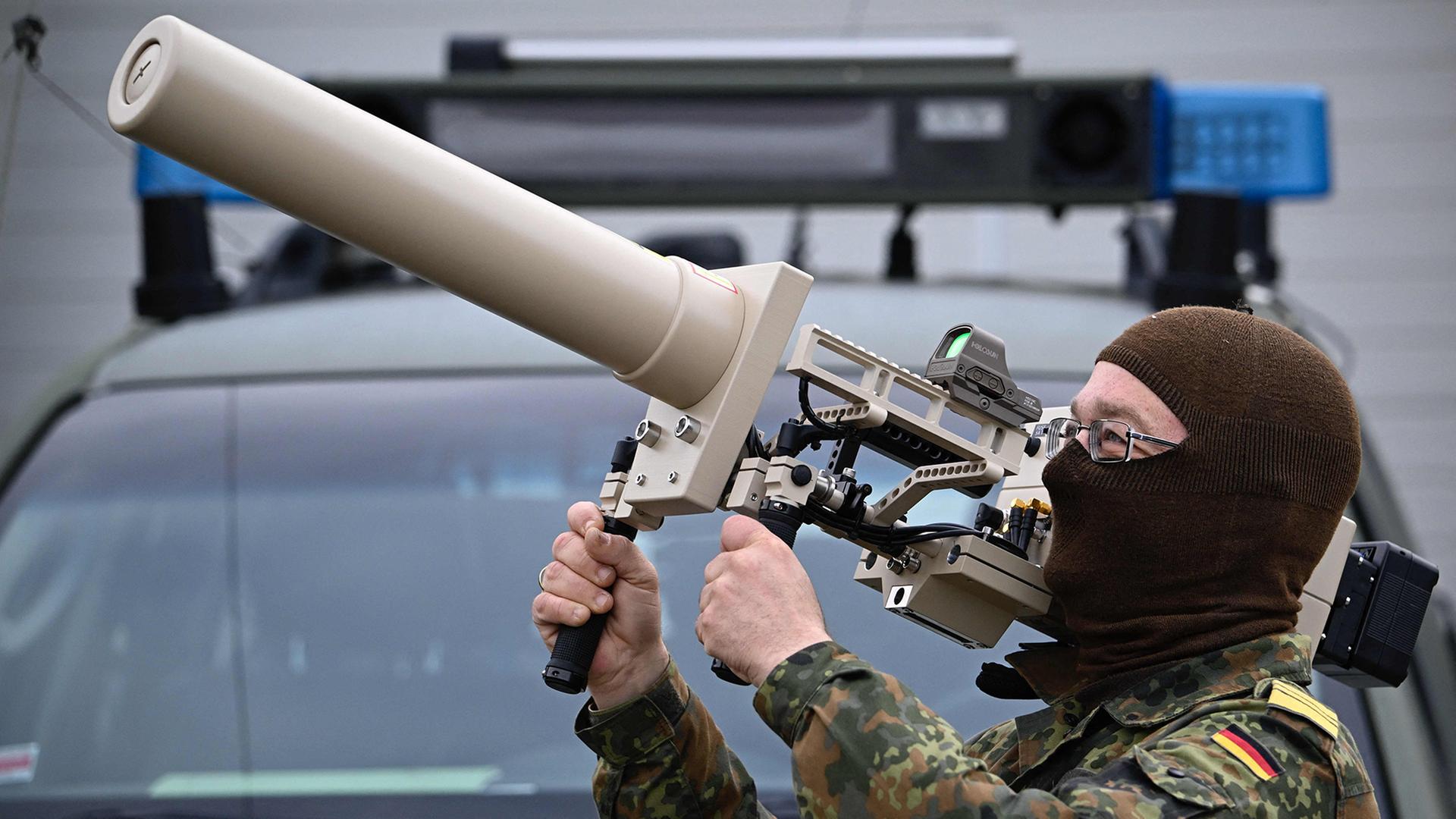 Ein Soldat der deutschen Bundeswehr bedient einen tragbaren Drohnenstörer vom Typ HP 47. | AFP