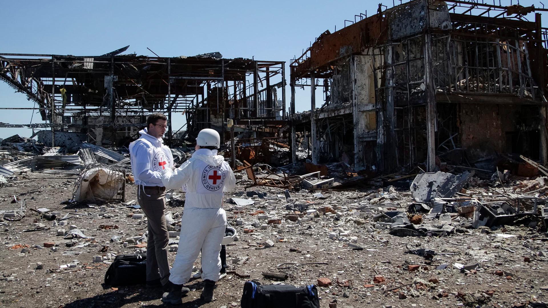 Vertreter des Roten Kreuzes auf dem zerstörten internationalen Flughafen von Donezk, Ukraine. | picture alliance / dpa