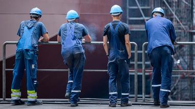 Schiffbauer in einer Arbeitspause.