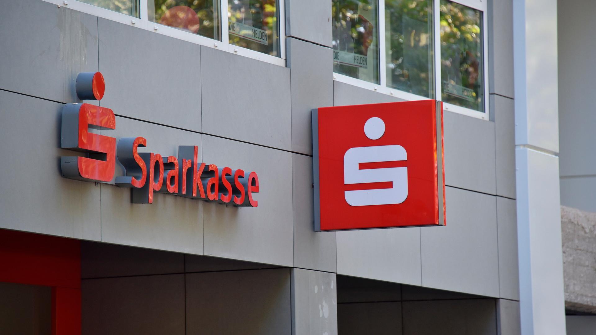 Firmenlogo und Schriftzug an einem Sparkassengebäude | WDR/picture alliance/dpa/Horst Galuschka