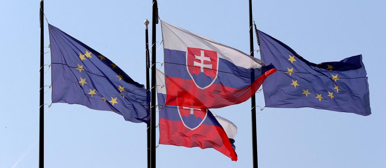 Flaggen der Slowakei und der EU
