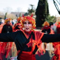 Kostümierte feiern beim Karneval in Damme.