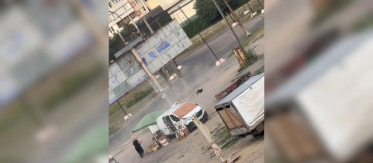 Ein Gemüsehändler, der auf einem Straßenmarkt in Cherson wird von einer ferngesteuerten FPV-Drohne verfolgt.