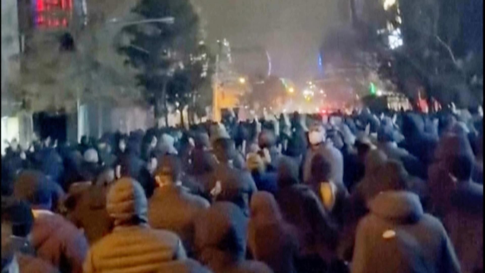 Auf dem Bild, das in den sozialen Medien im Iran kursiert, sind Demonstranten zu sehen. Foto: Uncredited/UGC/AP/dpa  | CHTUNG: Nur zur redaktionellen Verwendung bis zum 13.01.2026 und nur mit vollständiger Nennung des vorstehenden Credits