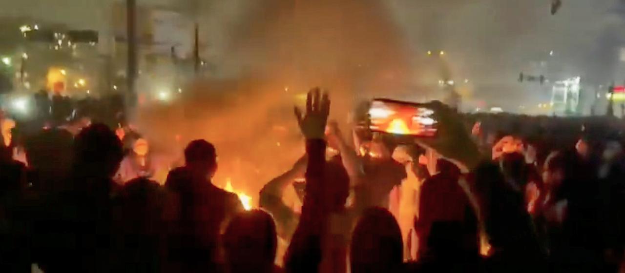 Auf dem Bild, das in den sozialen Medien im Iran kursiert, sind Demonstranten zu sehen. Foto: Uncredited/UGC/AP/dpa 