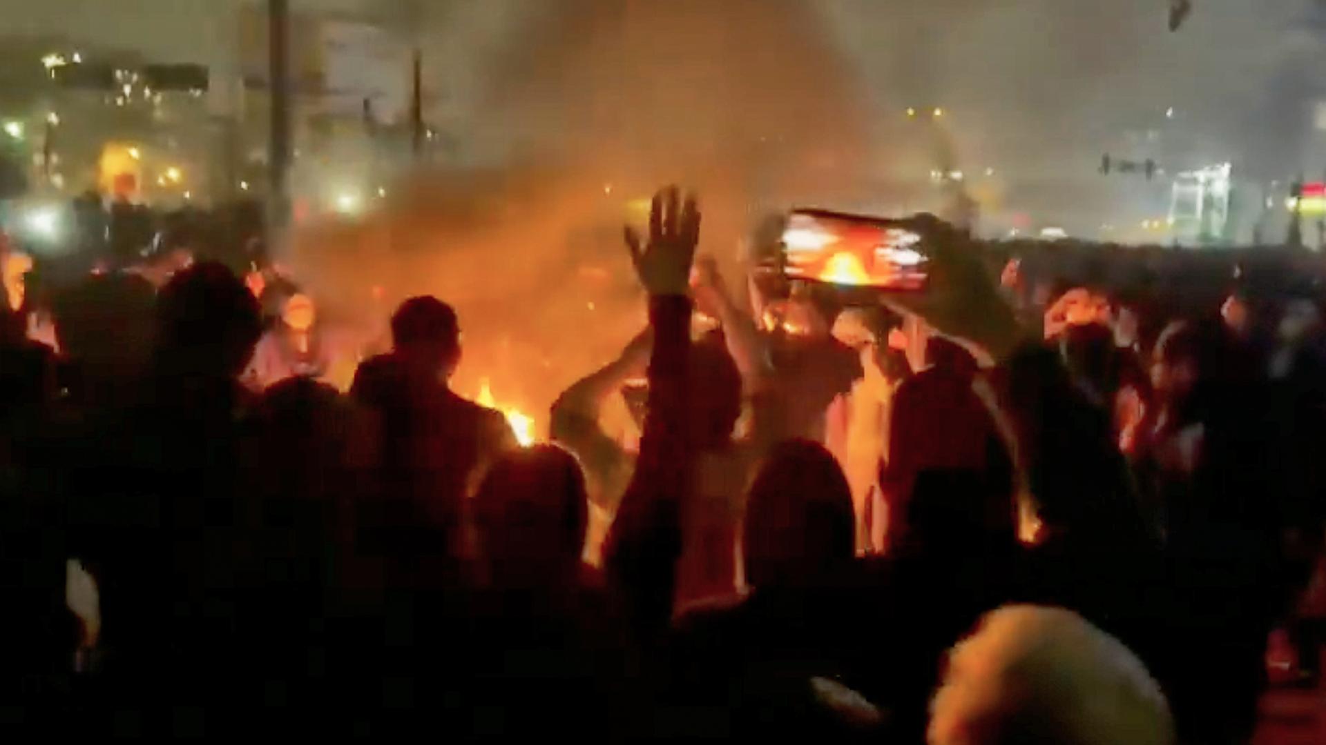 Dieser Ausschnitt aus Aufnahmen, die in den sozialen Medien kursieren, zeigt Demonstranten in Teheran | Uncredited/VALIDATED UGC/AP/dpa 