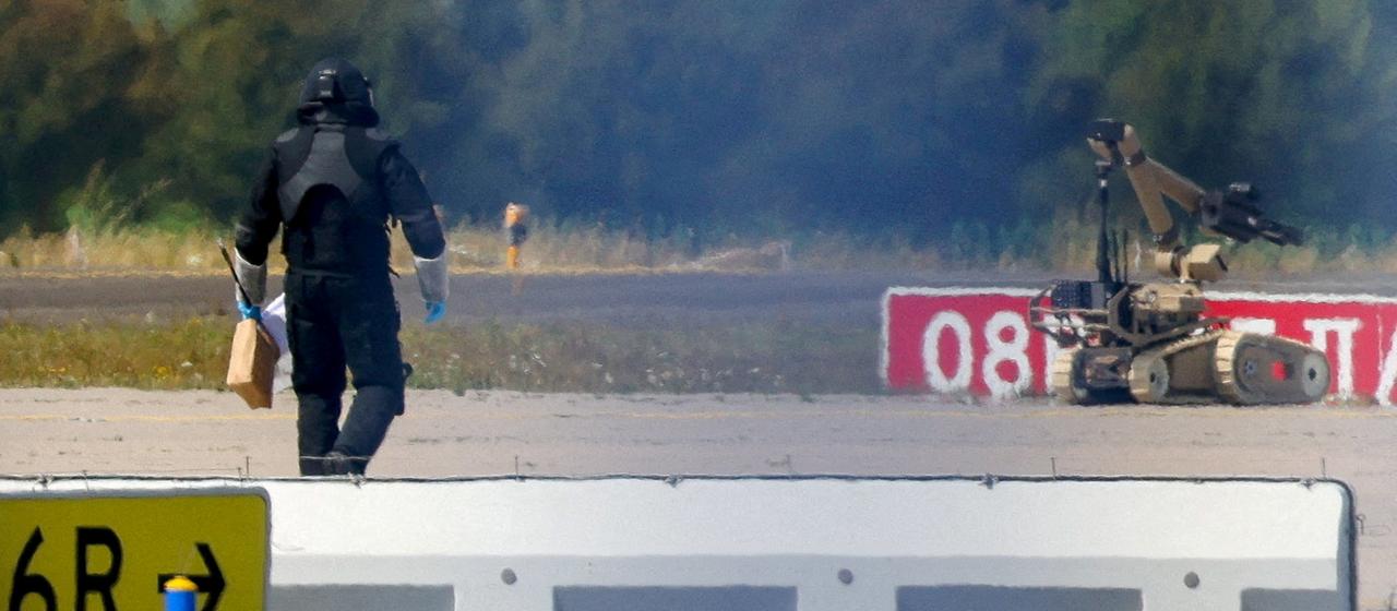 Am Flughafen Leipzig/Halle wird Sprengstoff entschärft.