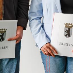 Symbolbild: Eingebürgerte zeigen am 17.01.2023 ihre Einbürgerungsurkunden nach einer Einbürgerungsfeierdes Landesamtes für Einwanderung in Berlin. (Quelle: Picture Alliance/Jochen Eckel)