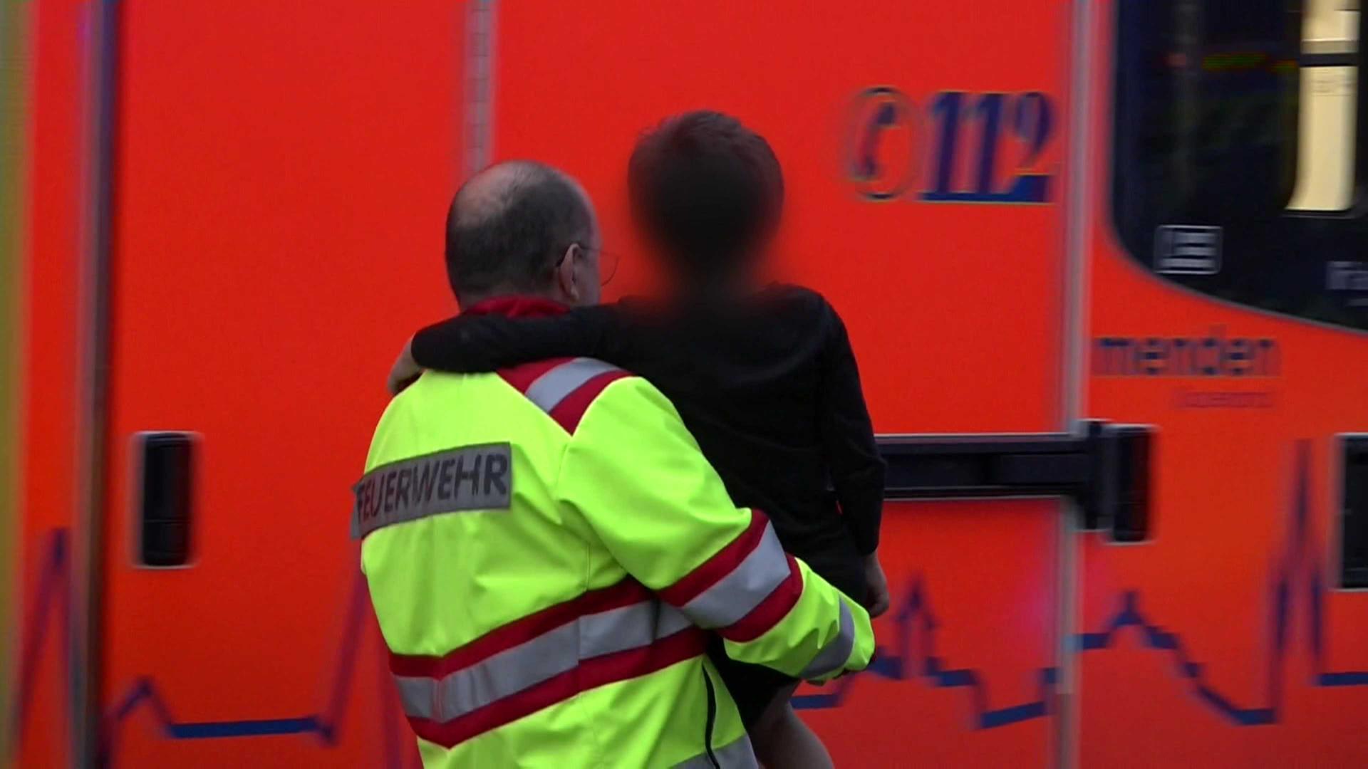 Ein Kind wird von einem Feuerwehrmann in Menden auf den Armen getragen | WDR/Alex Talash