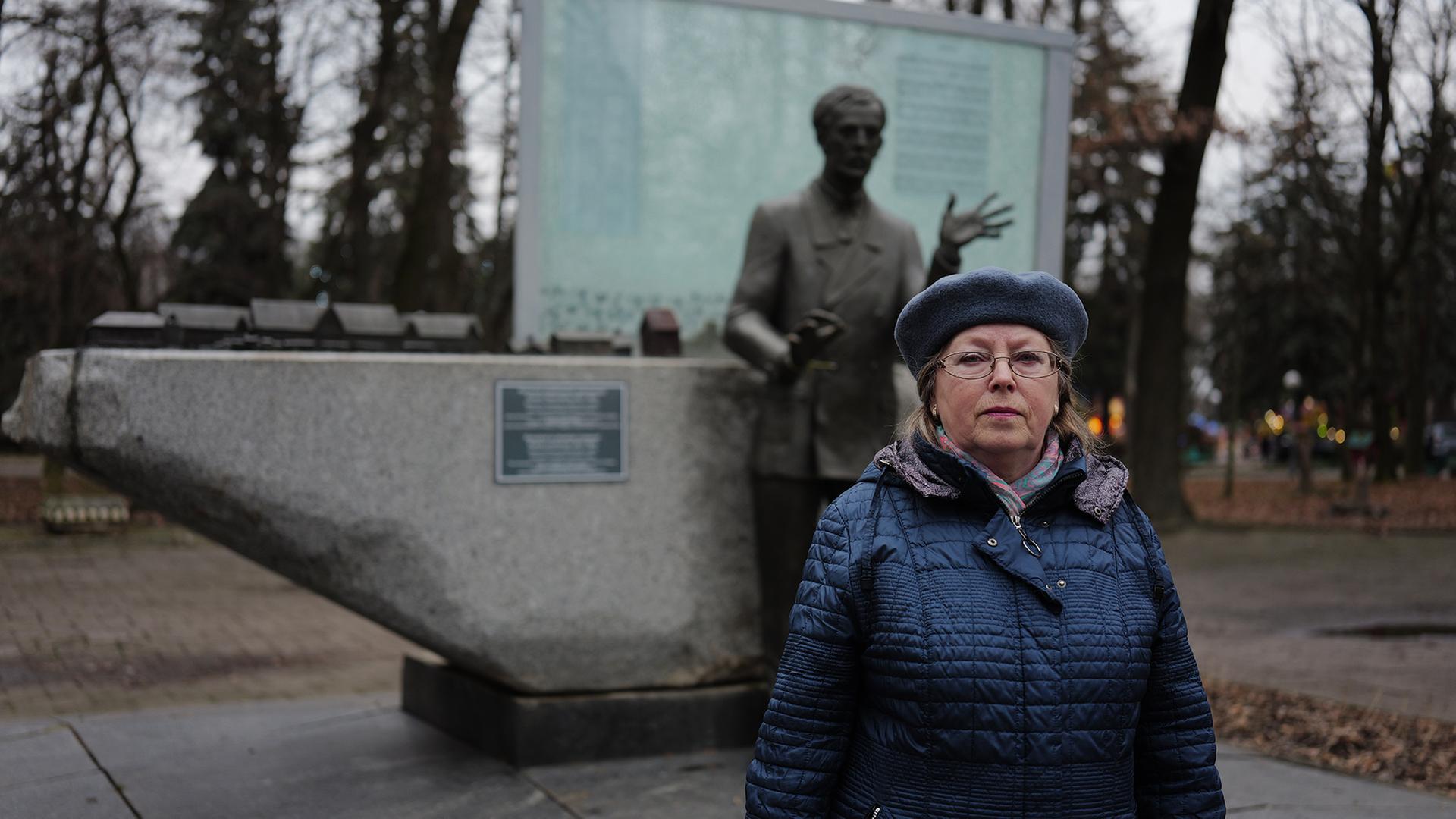 Eine Frau steht vor eine Leontowytsch-Denkmal. | F. Kellermann, ARD-Studio Kiew