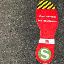 Symbolbild: Ein Aufkleber der S-Bahn Berlin in Form eines Schuhs, der auf Ersatzverkehr hinweist. Bild: picture alliance / Caro | Sorge