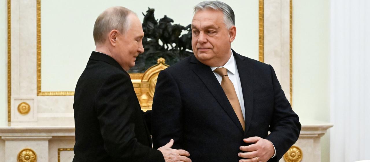 Wladimir Putin greift nach dem Arm von Viktor Orban.