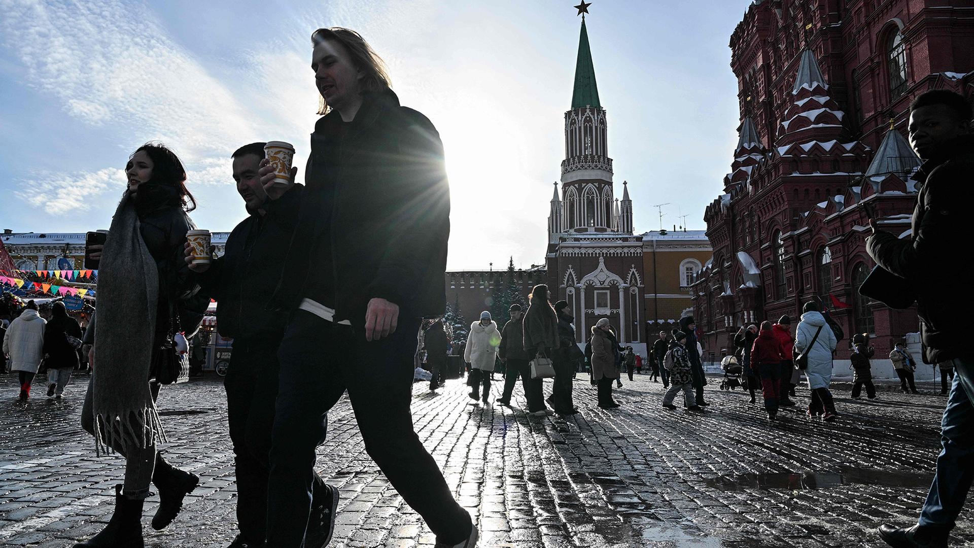 Menschen gehen in der Nähe des Staatlichen Historischen Museums im Zentrum von Moskau.  | AFP