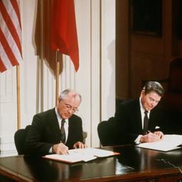 US-Präsident Ronald Reagan und der Generalsekretär der KPdSU Michail Gorbatschow unterzeichnen in Washington den INF-Vertrag (8.12.1987)