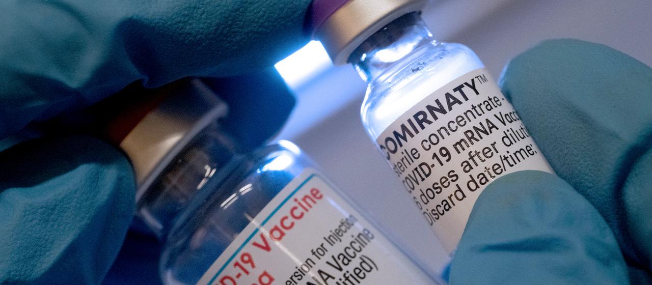 Ampullen mit den Impfstoffen der Hersteller Moderna und BioNTech.