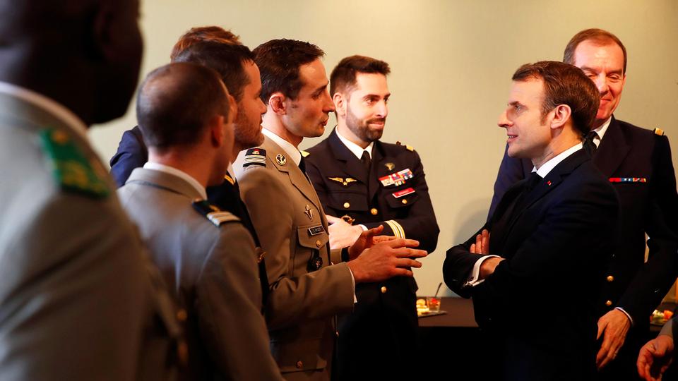 Emmanuel Macron im Gespräch mit Militäroffiziellen