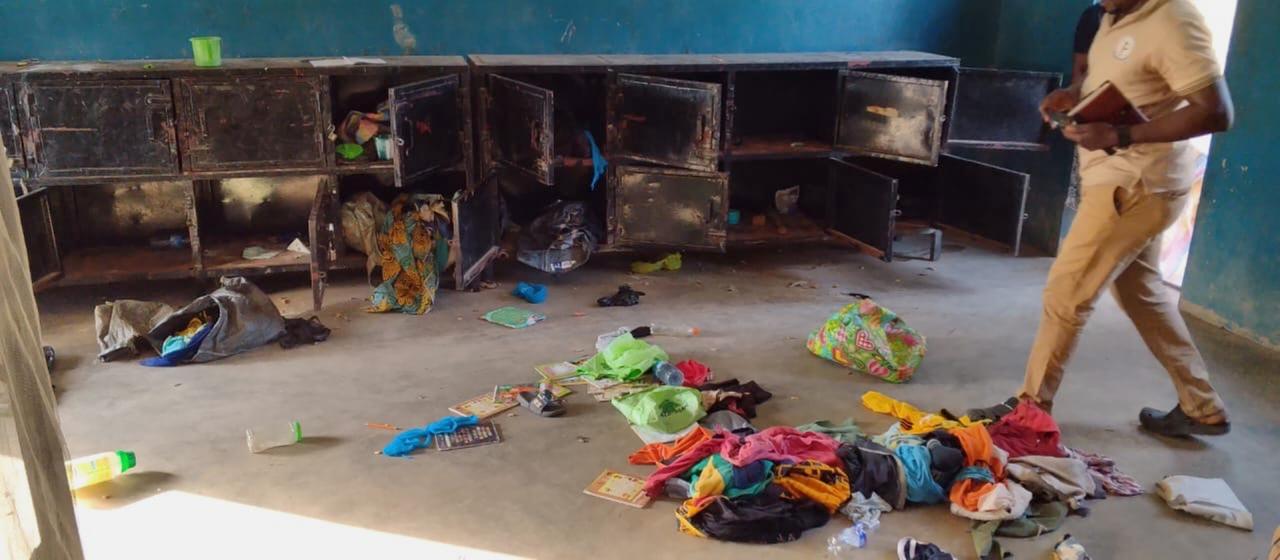Taschen und Schulmaterialien liegen vor Schränken in der katholischen Schule St. Mary in der Gemeinde Agwara (Nigeria).