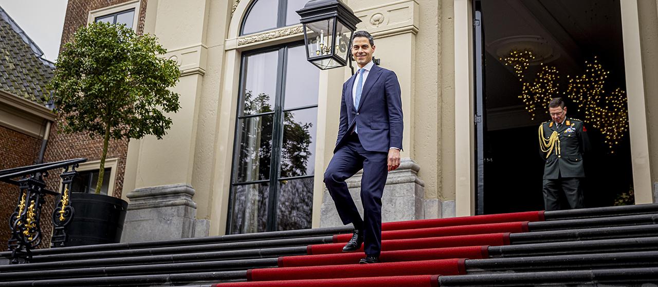 Rob Jetten verlässt den Palast Huis ten Bosch.