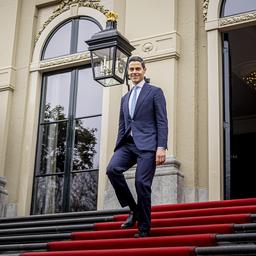 Rob Jetten verlässt den Palast Huis ten Bosch.