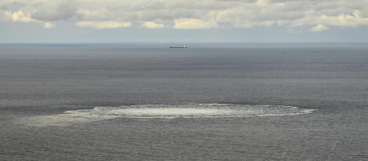 Wellen im Wasser über dem Gasleck der Nord-Stream-Pipeline in der Ostsee, Archivbild