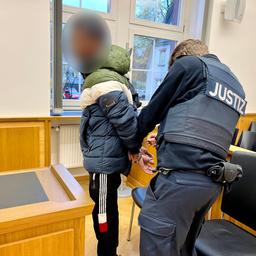 Mann in Handschellen