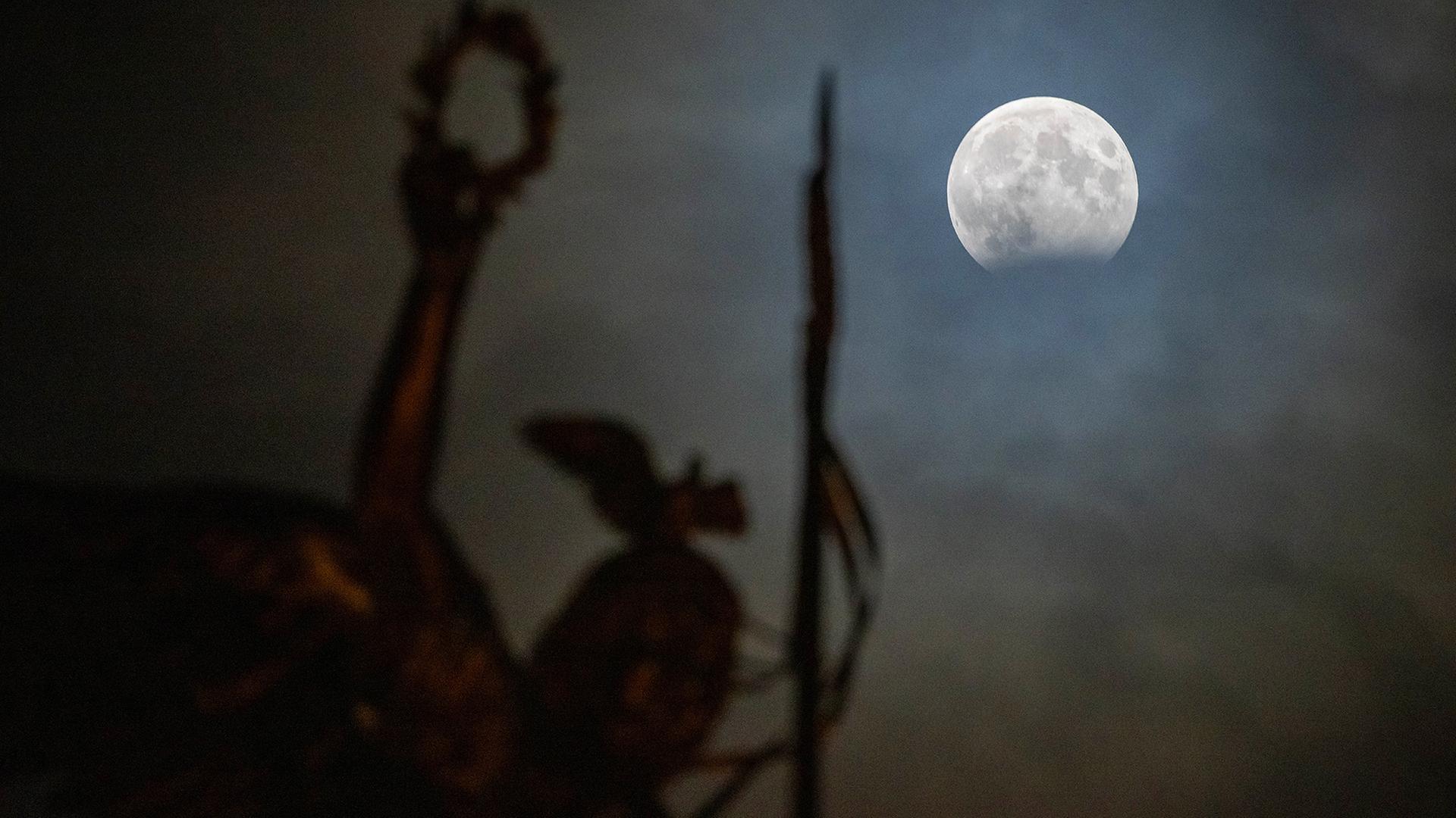 Hinter der Goldelse auf der Siegessäule ist eine partielle Mondfinsternis zu sehen (Quelle: picture alliance/dpa/C.Gateau) | picture alliance/dpa/C.Gateau